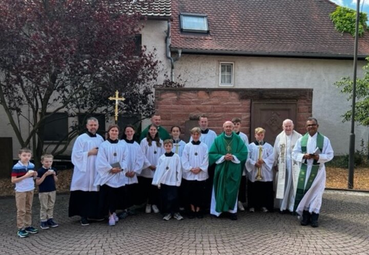 Gruppenfoto mit Bishop J. Douglas Deshotel
